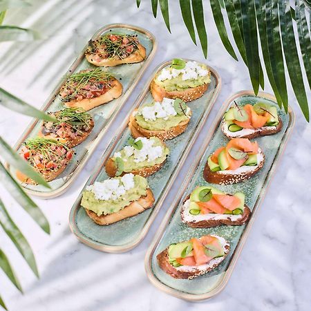 Radisson Blu Hotel Jerevan Eksteriør billede Bruschetta