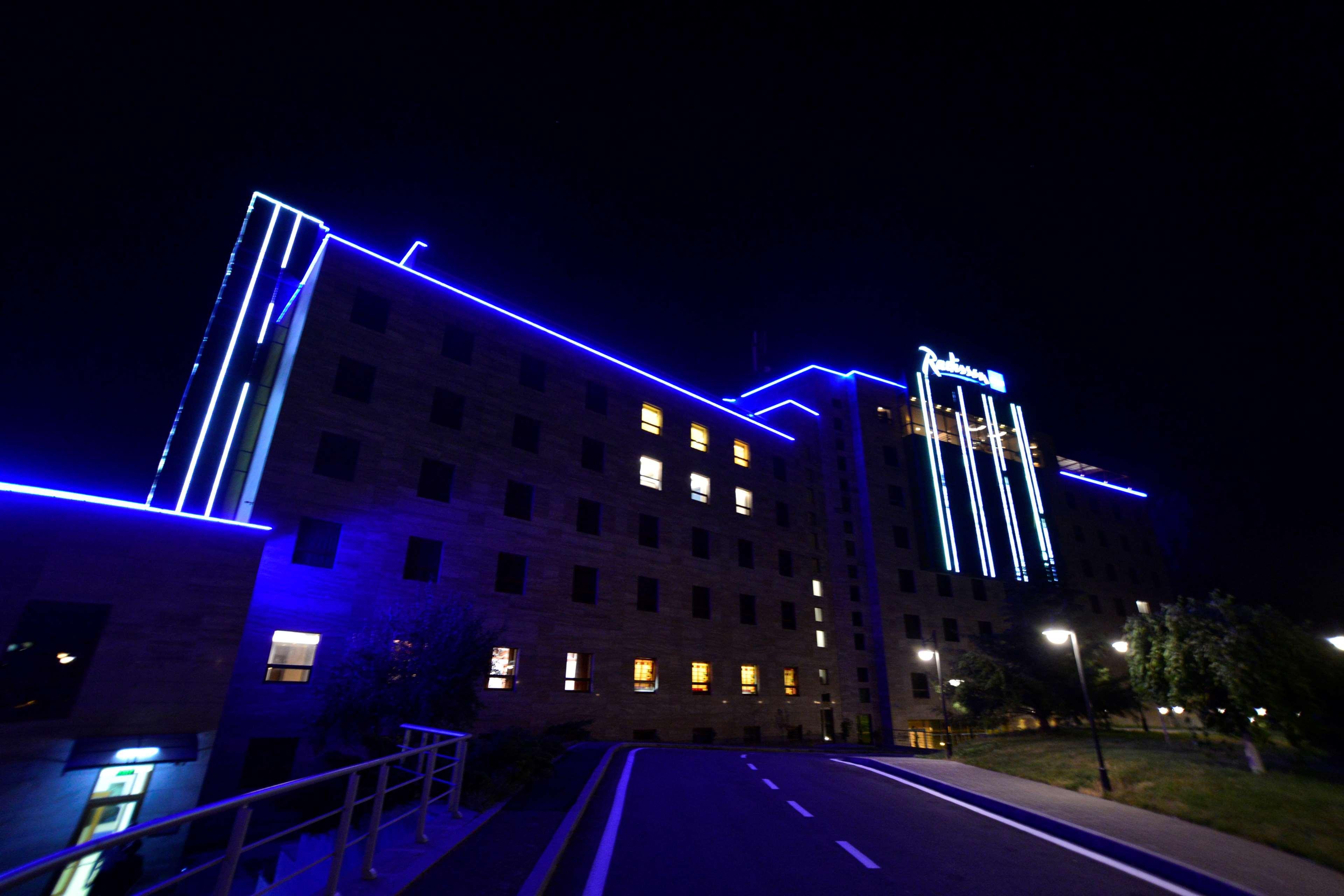 Radisson Blu Hotel Jerevan Eksteriør billede The Royal Victoria Hospital at night