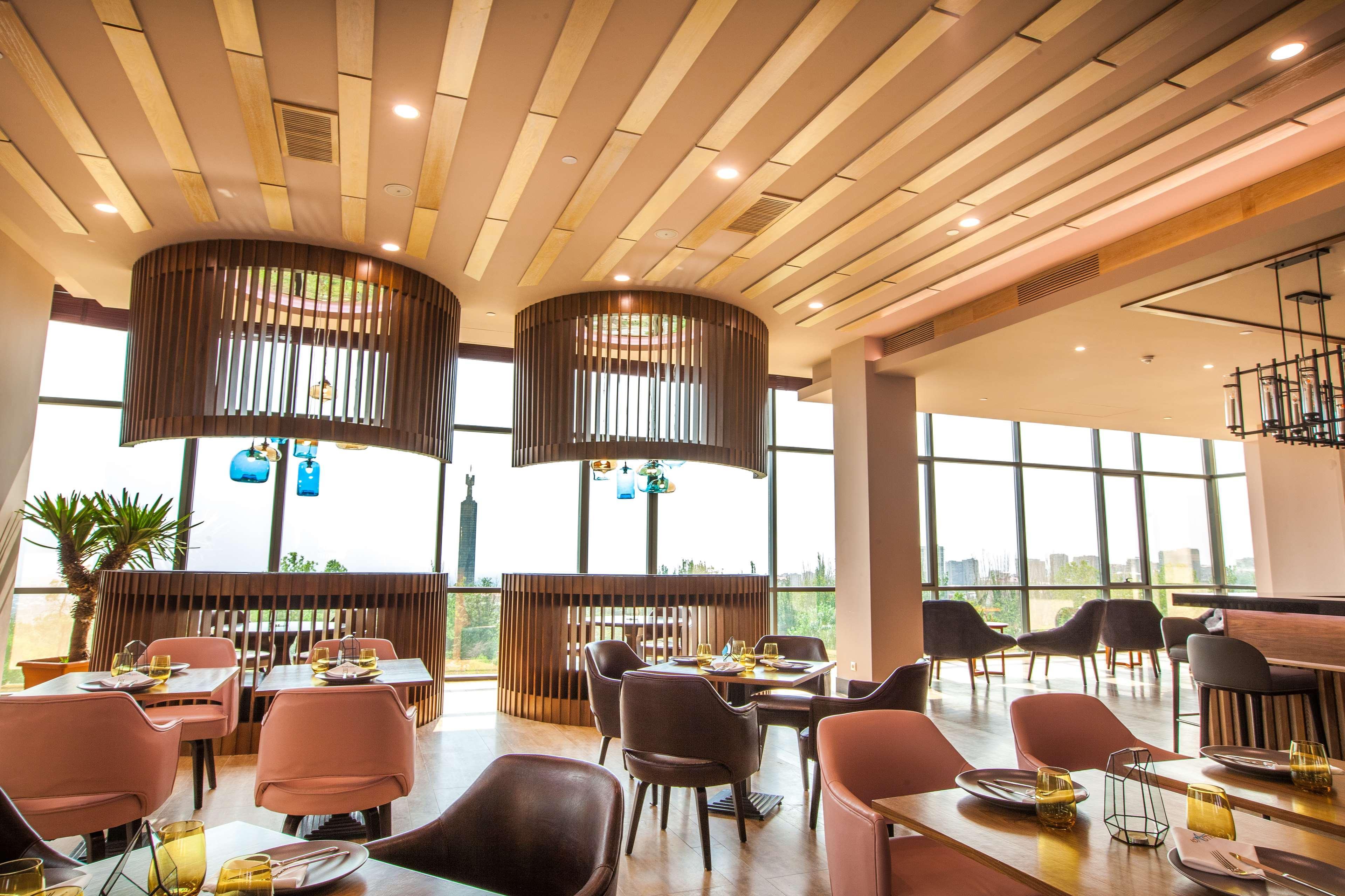 Radisson Blu Hotel Jerevan Eksteriør billede The restaurant