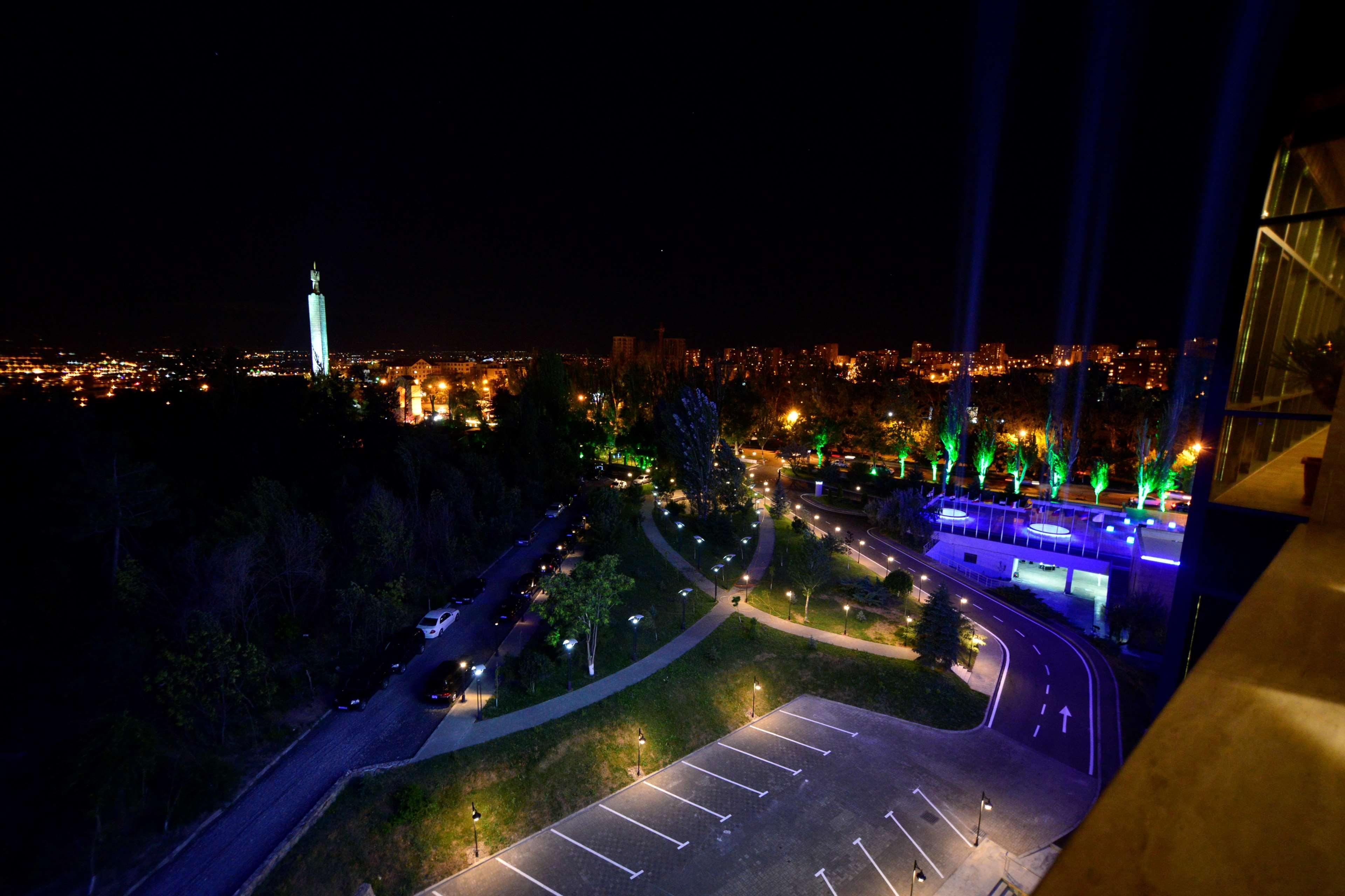 Radisson Blu Hotel Jerevan Eksteriør billede The park at night
