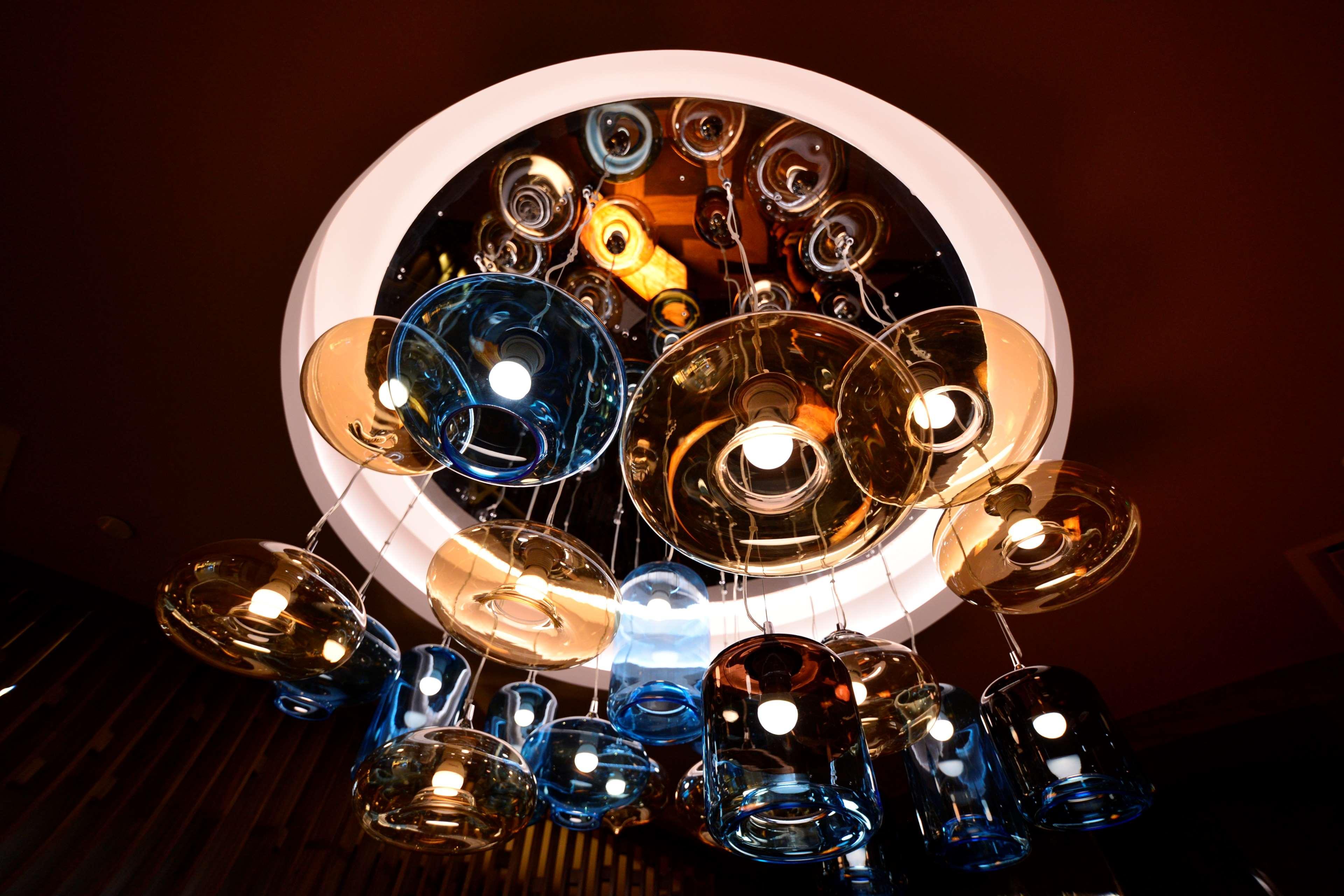 Radisson Blu Hotel Jerevan Eksteriør billede A chandelier