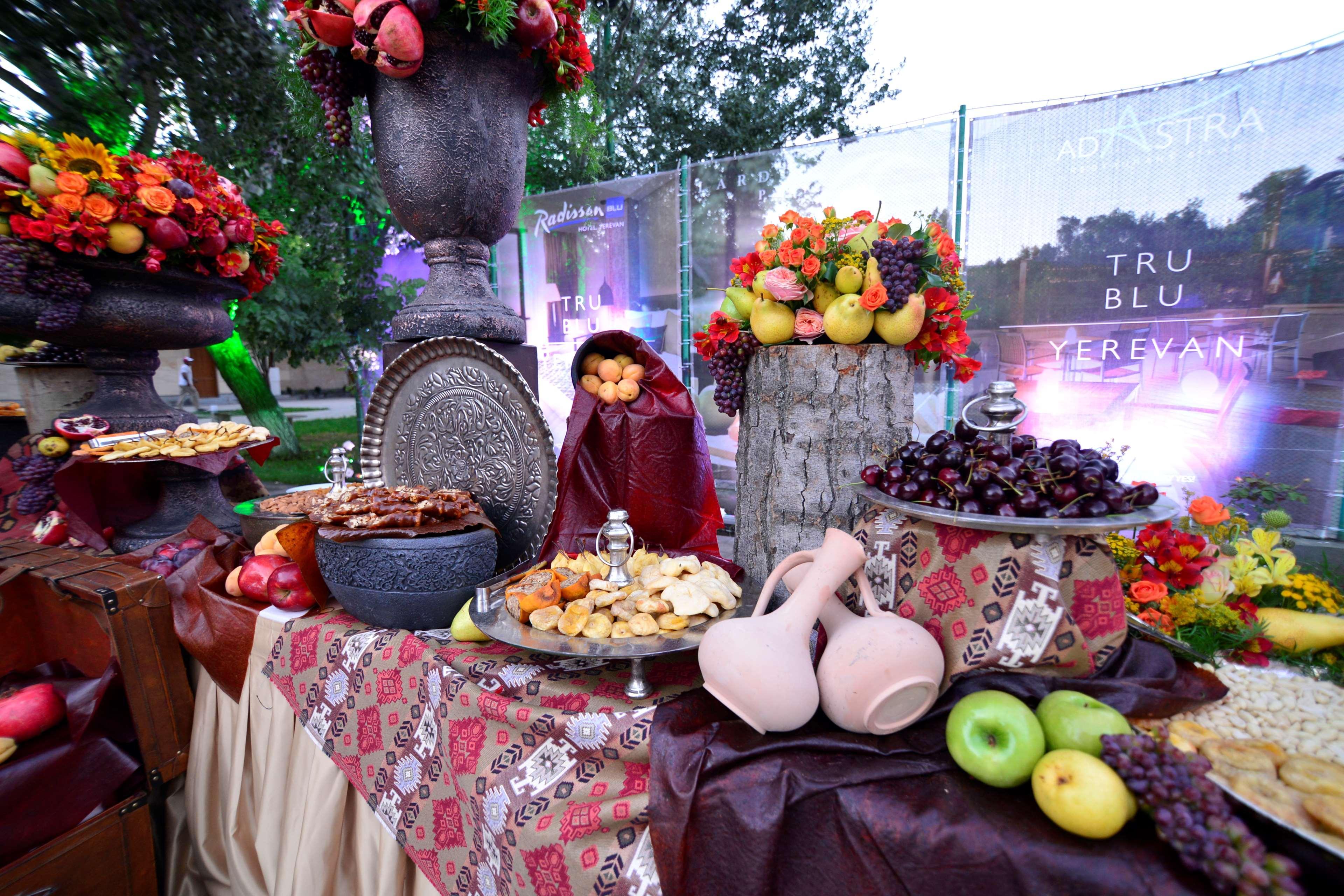 Radisson Blu Hotel Jerevan Eksteriør billede A traditional Armenian table with fruit and wine