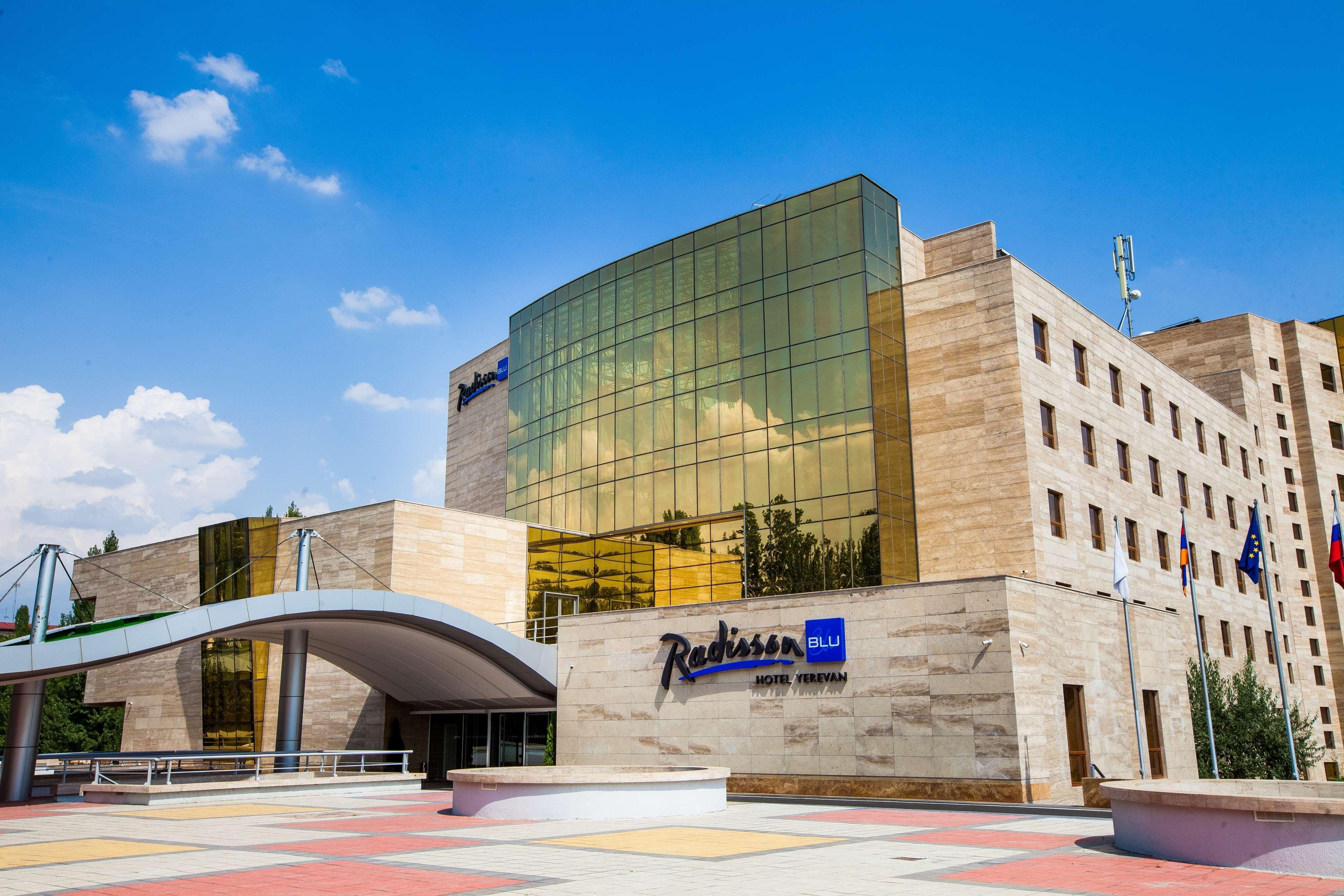 Radisson Blu Hotel Jerevan Eksteriør billede The Radisson Blu hotel in Yerevan