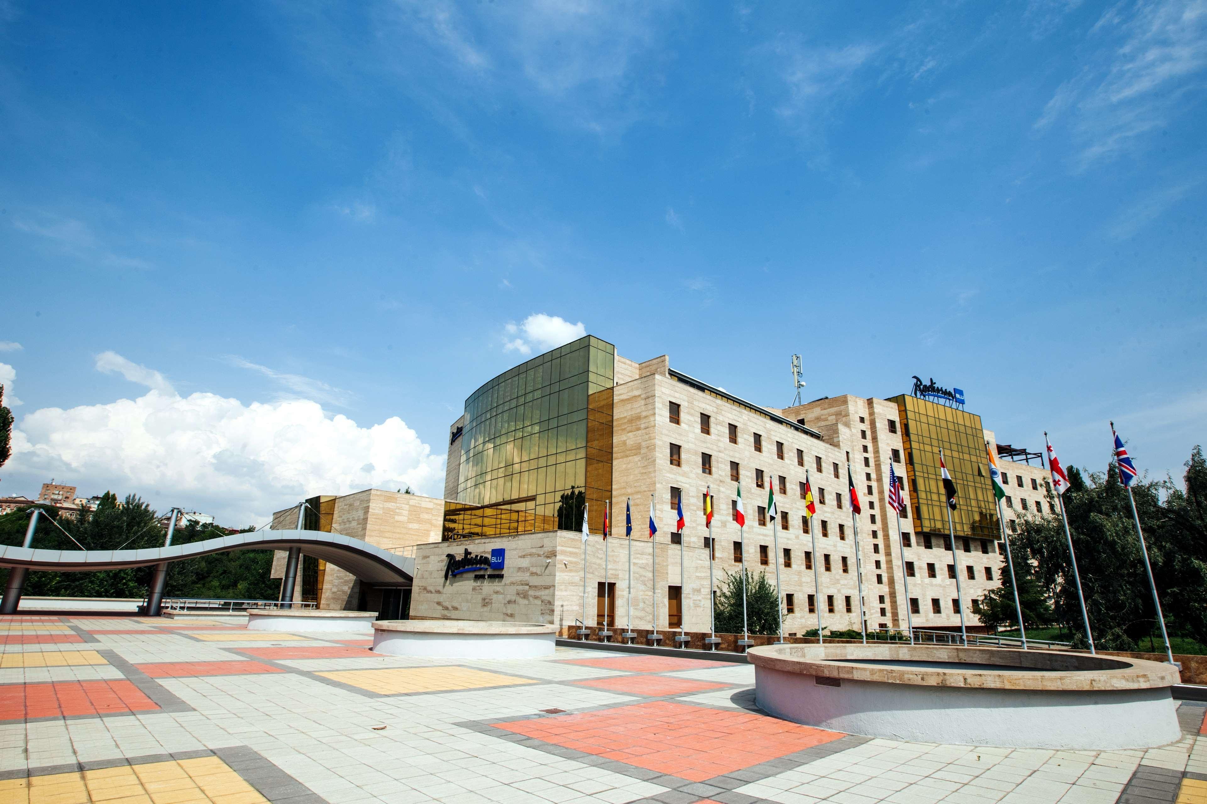 Radisson Blu Hotel Jerevan Eksteriør billede The European University Viadana