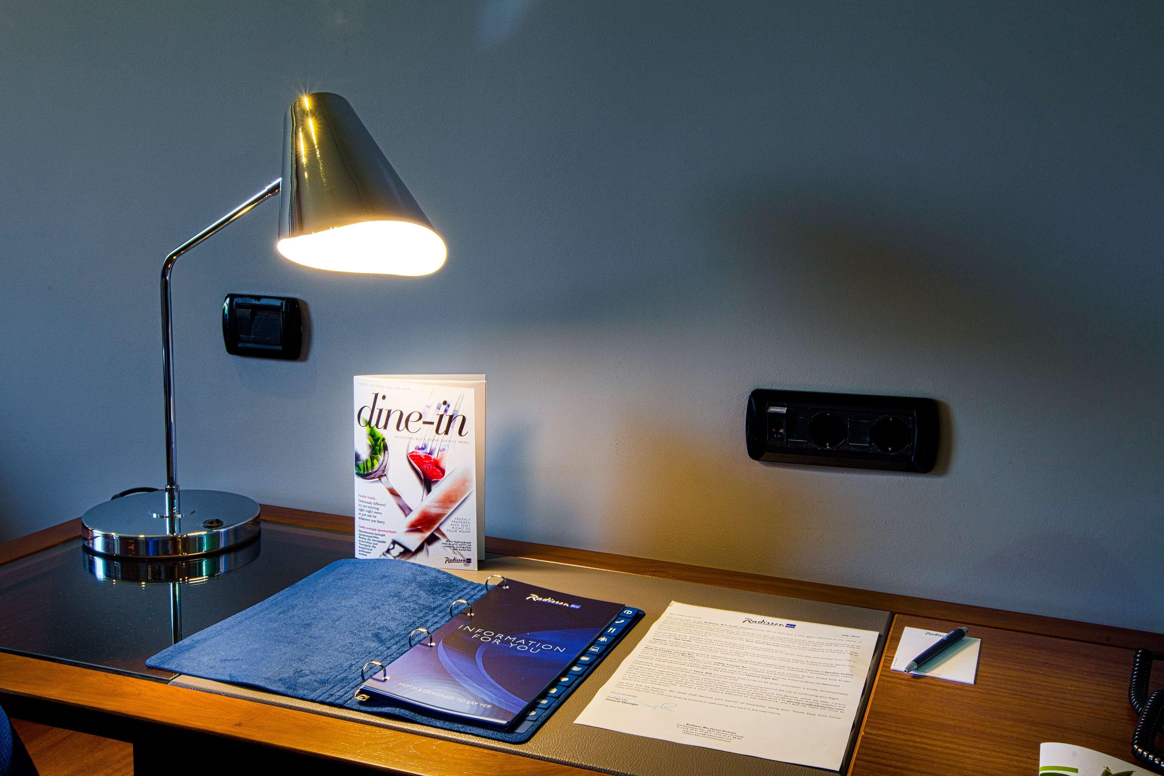 Radisson Blu Hotel Jerevan Eksteriør billede A desk lamp