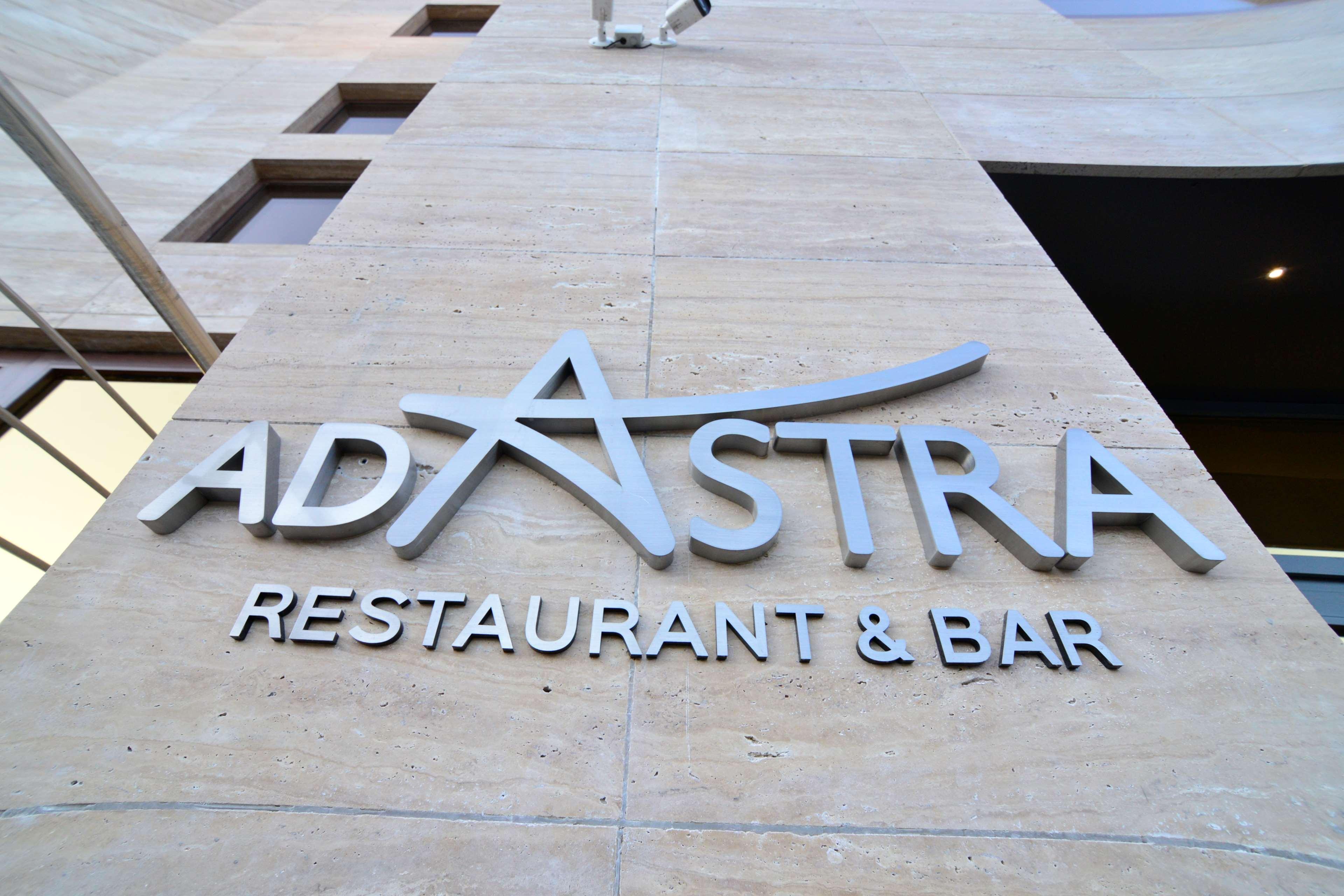 Radisson Blu Hotel Jerevan Eksteriør billede Ad Astra Restaurant and Bar