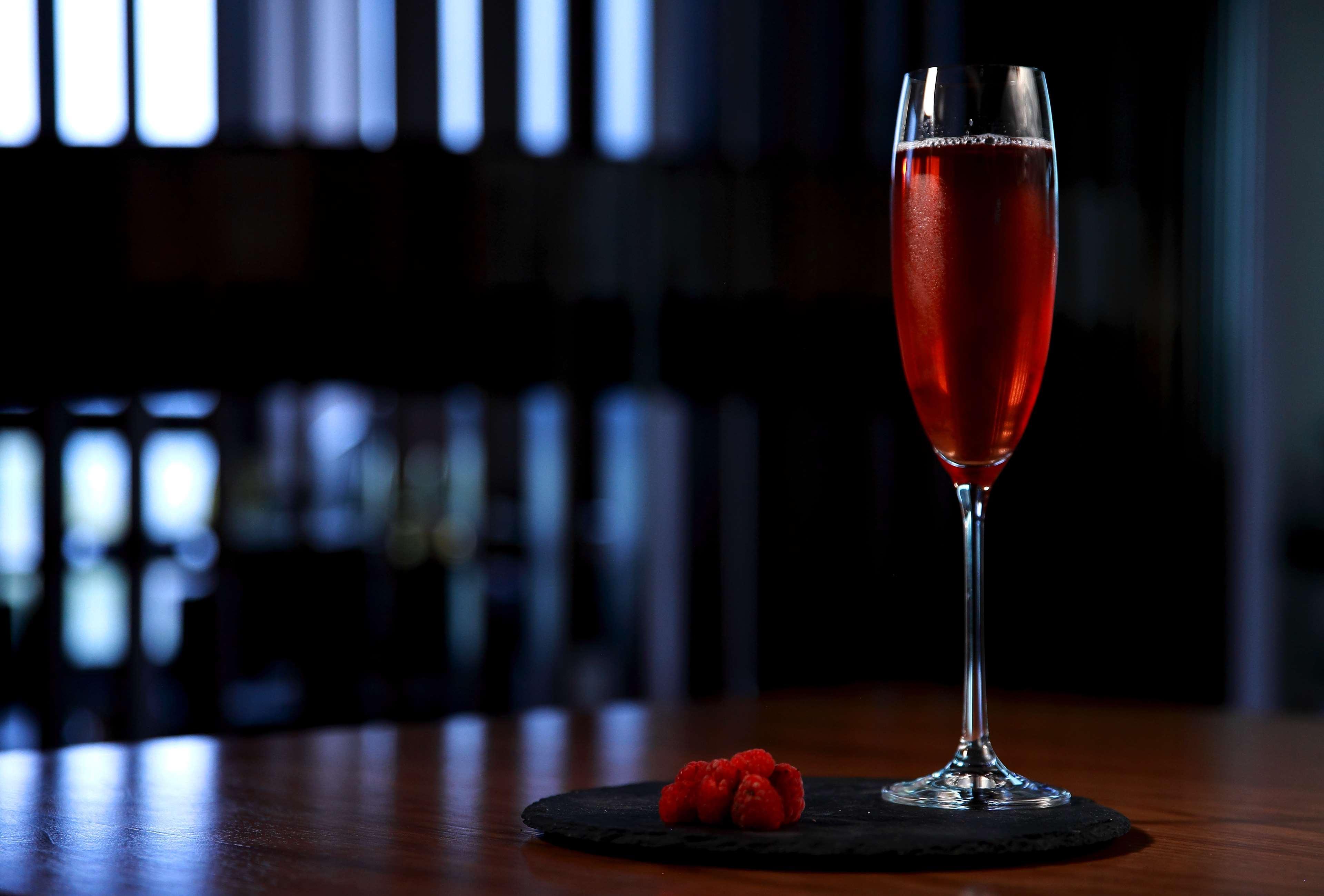Radisson Blu Hotel Jerevan Eksteriør billede A Kir Royale
