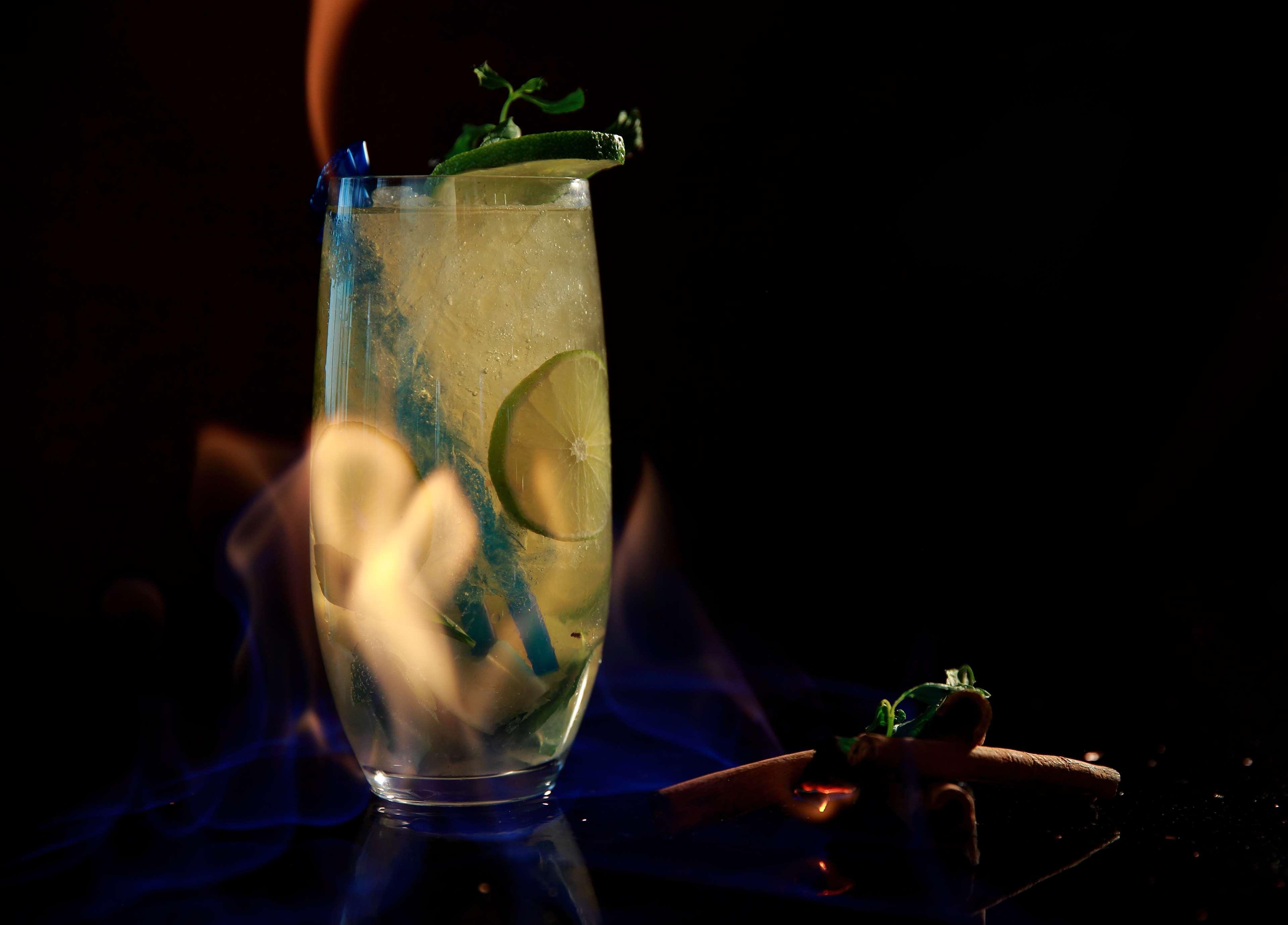 Radisson Blu Hotel Jerevan Eksteriør billede A flaming lime