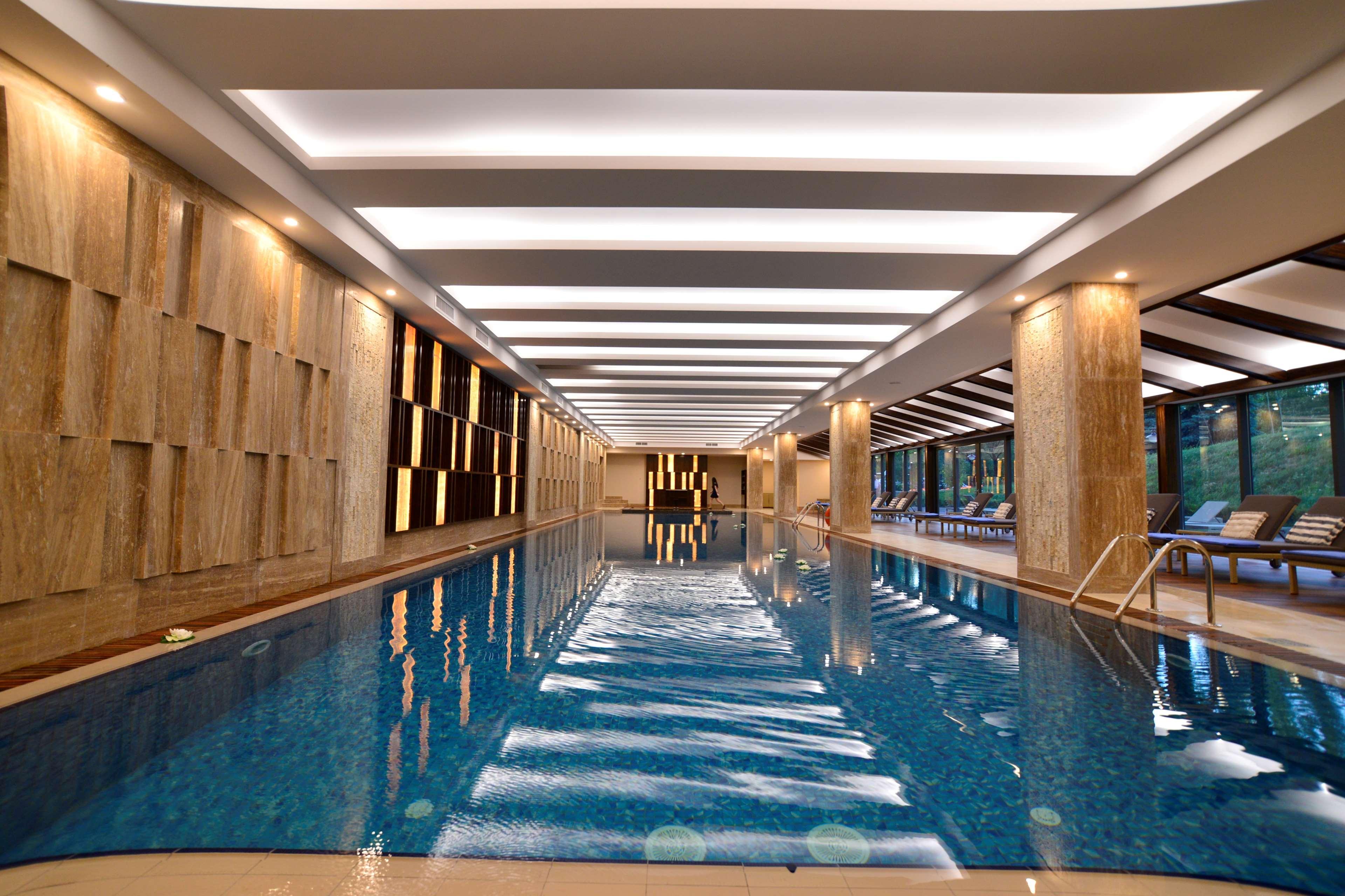 Radisson Blu Hotel Jerevan Eksteriør billede The indoor pool