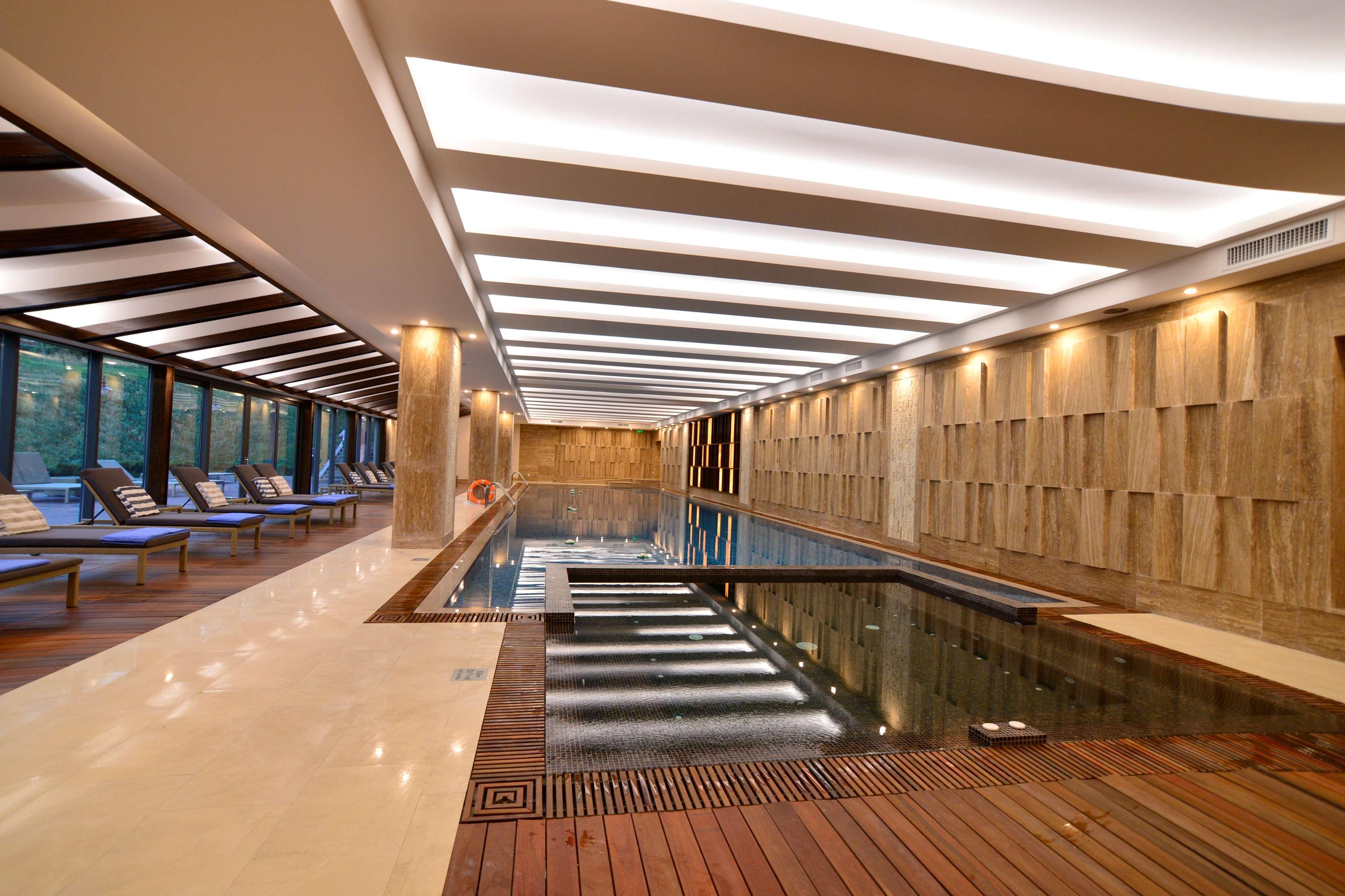 Radisson Blu Hotel Jerevan Eksteriør billede The swimming pool at the hotel