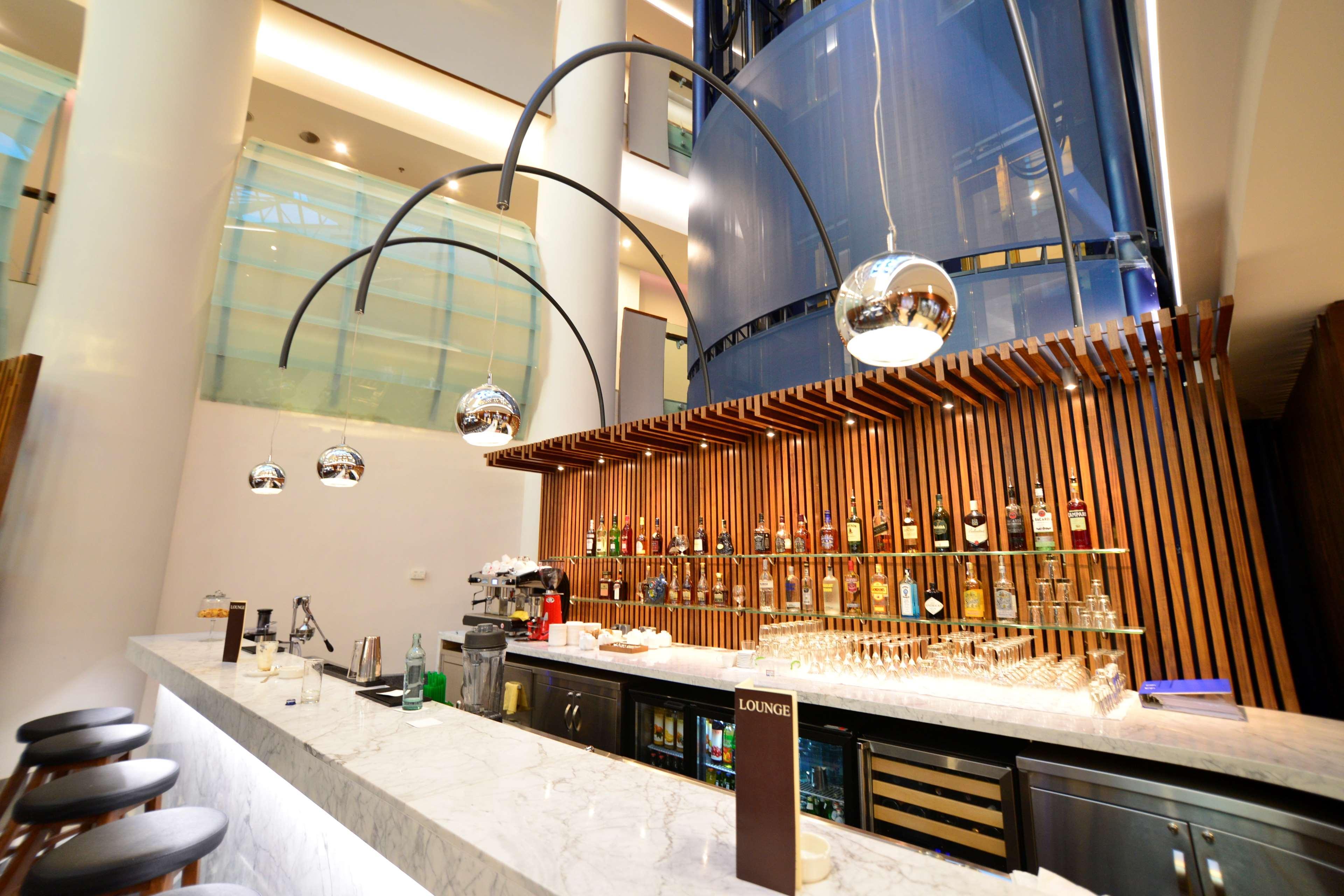 Radisson Blu Hotel Jerevan Eksteriør billede The bar at the lobby