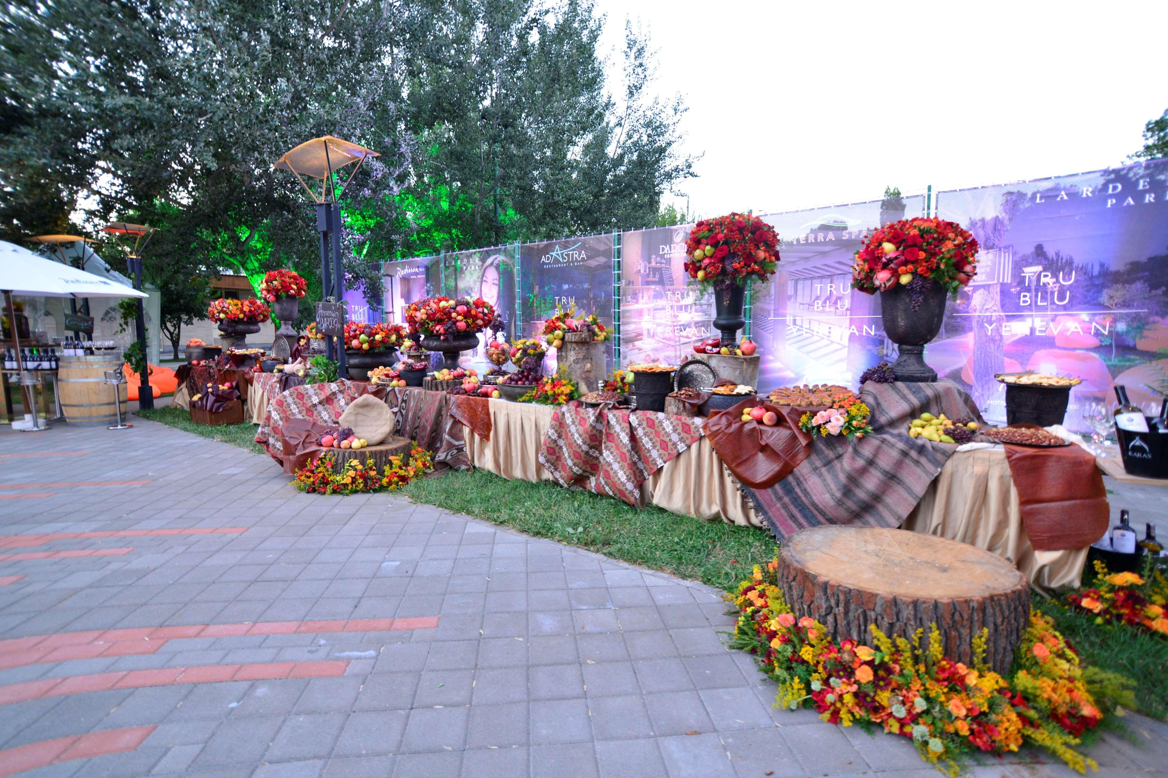 Radisson Blu Hotel Jerevan Eksteriør billede A buffet at a wedding reception
