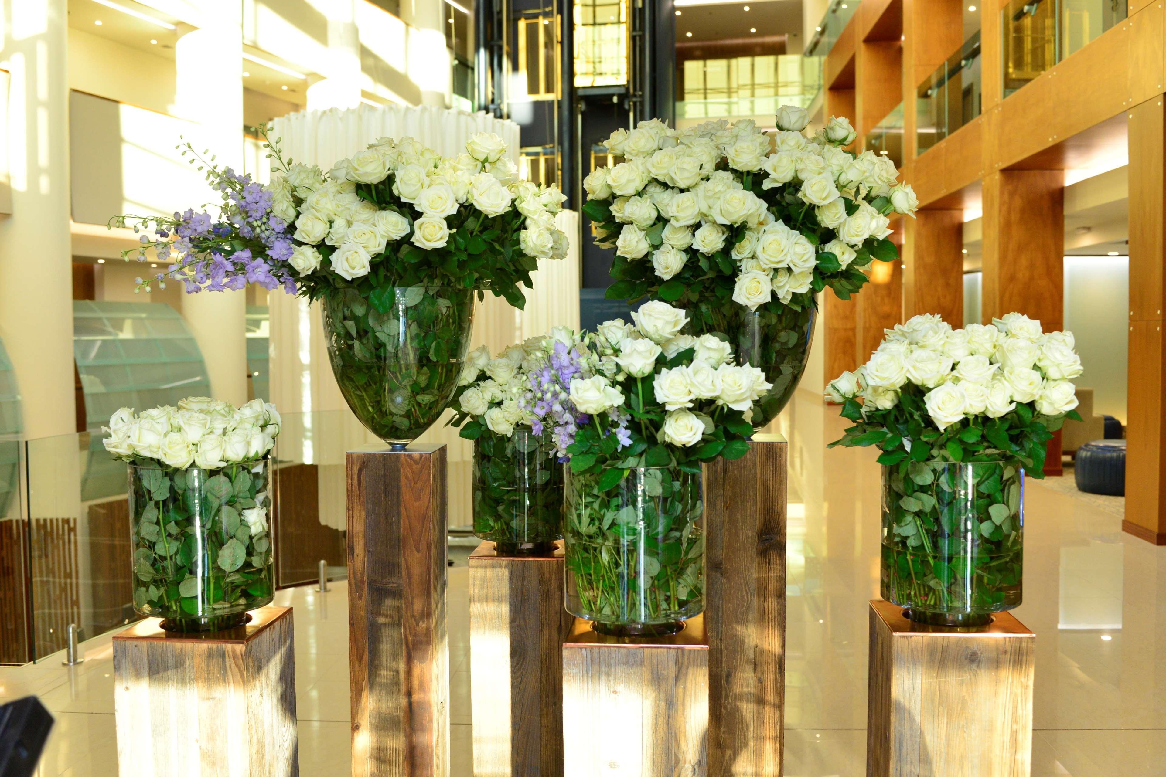 Radisson Blu Hotel Jerevan Eksteriør billede Flower arrangement