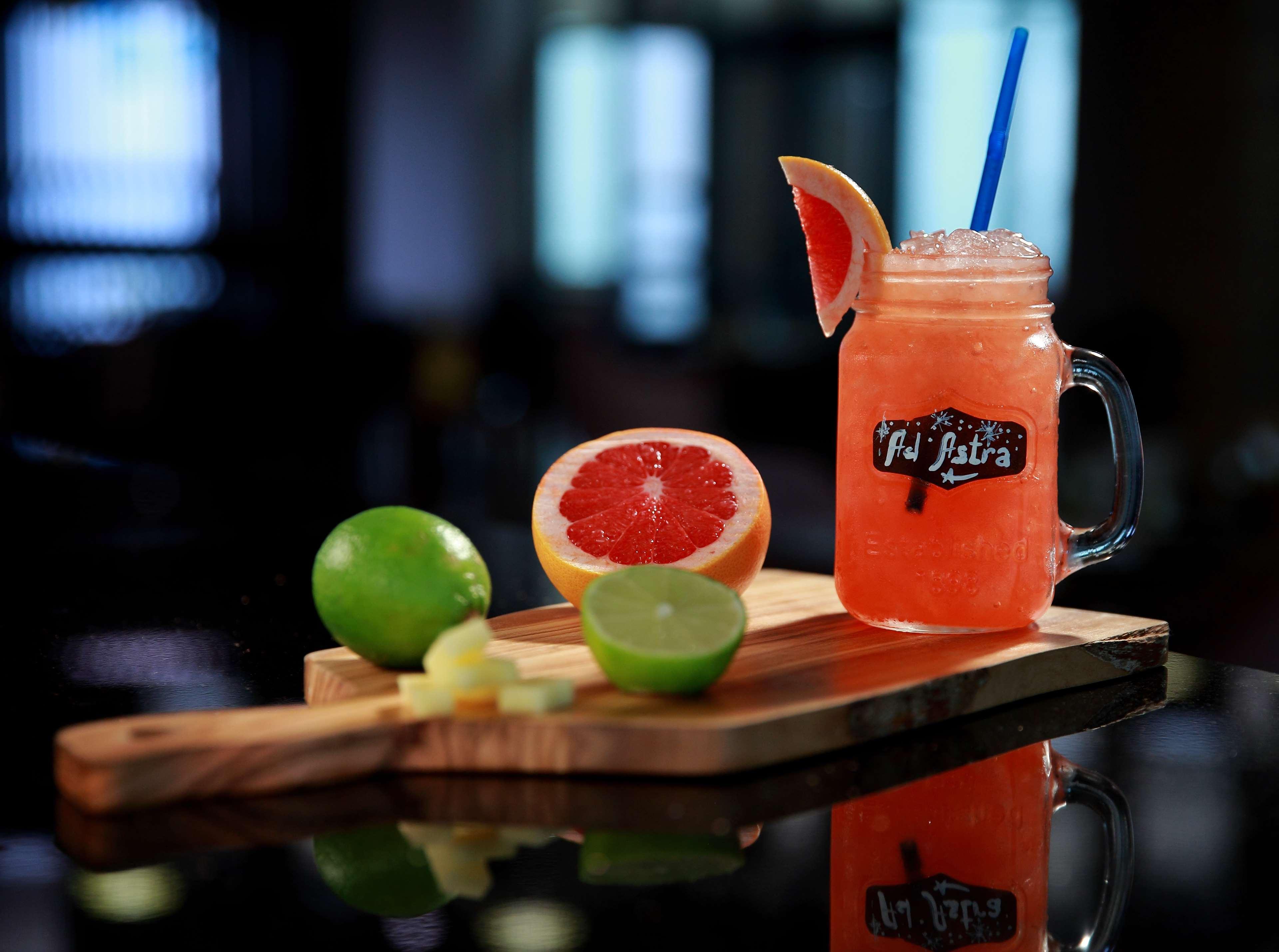 Radisson Blu Hotel Jerevan Eksteriør billede A grapefruit margarita