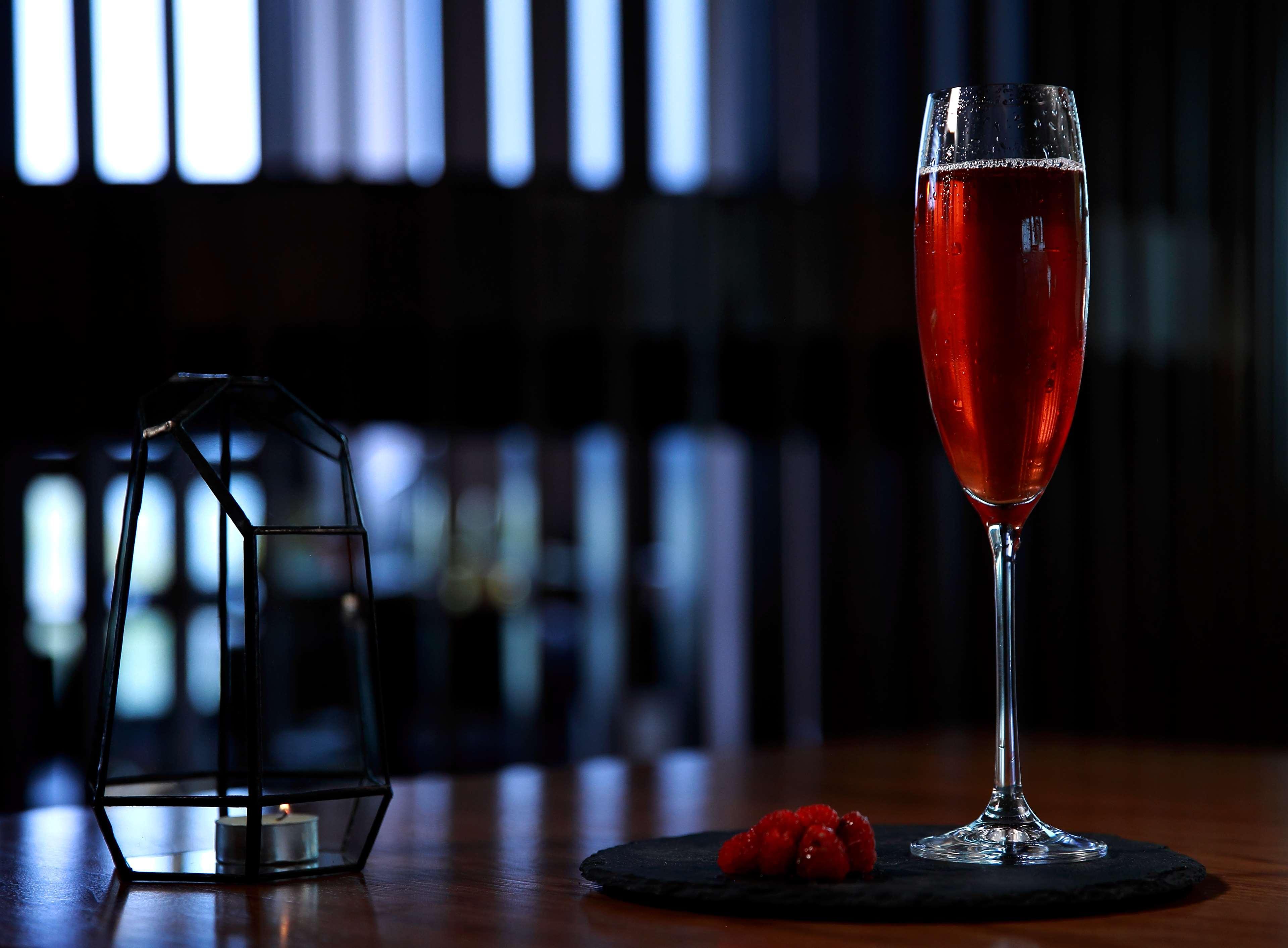 Radisson Blu Hotel Jerevan Eksteriør billede A Kir Royale