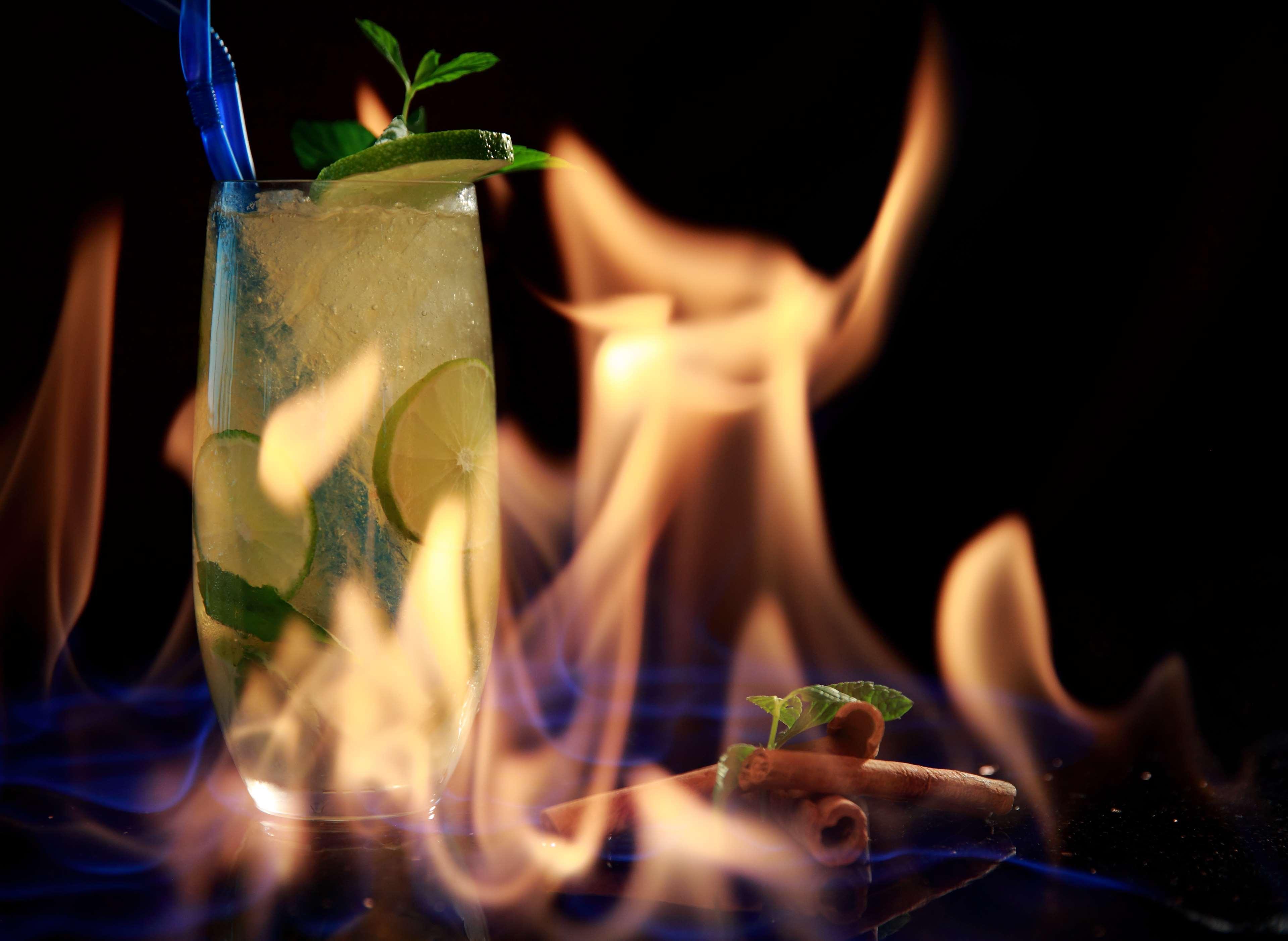 Radisson Blu Hotel Jerevan Eksteriør billede A flaming Mojito