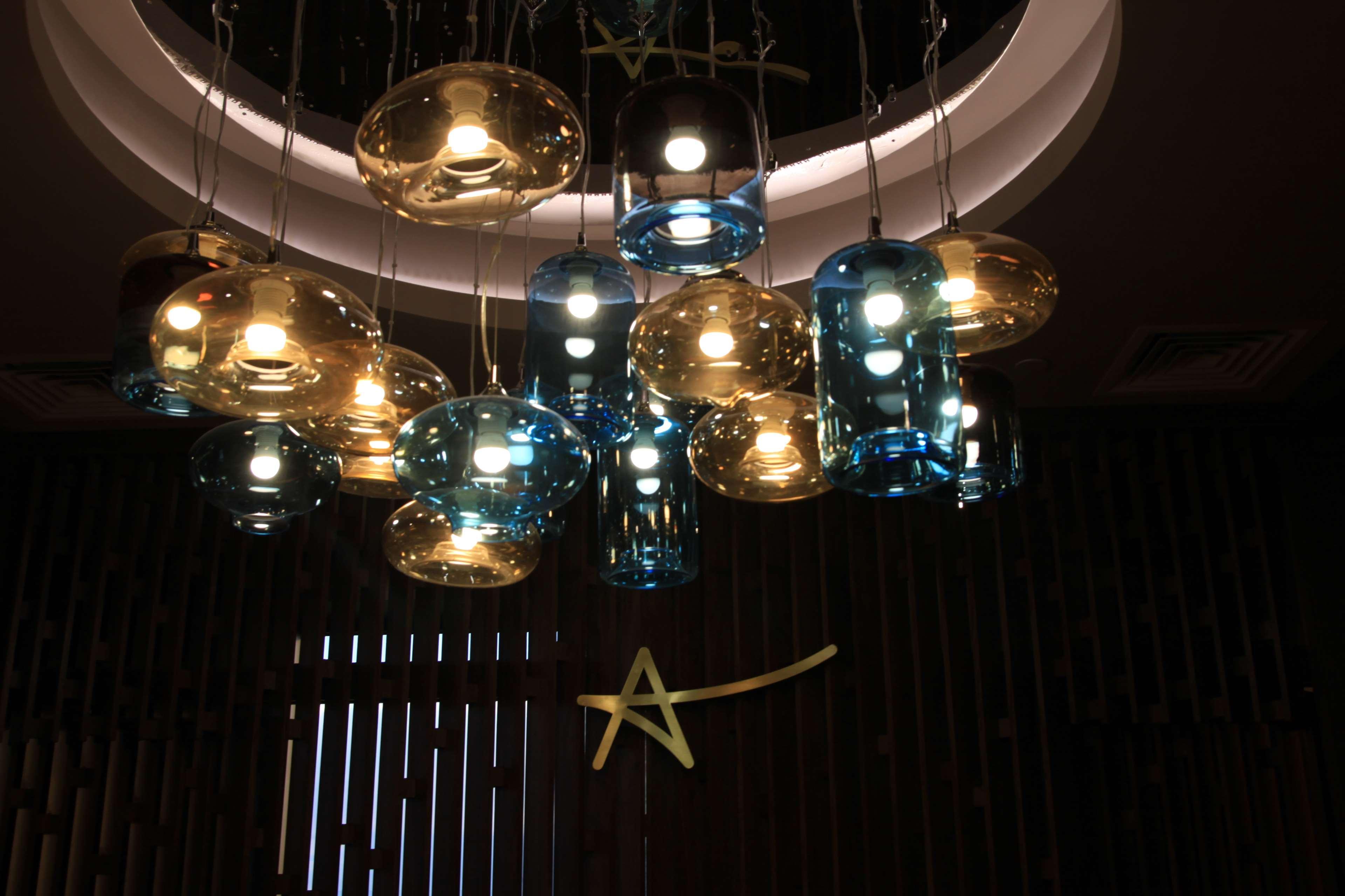 Radisson Blu Hotel Jerevan Eksteriør billede The chandelier at the lobby of the hotel