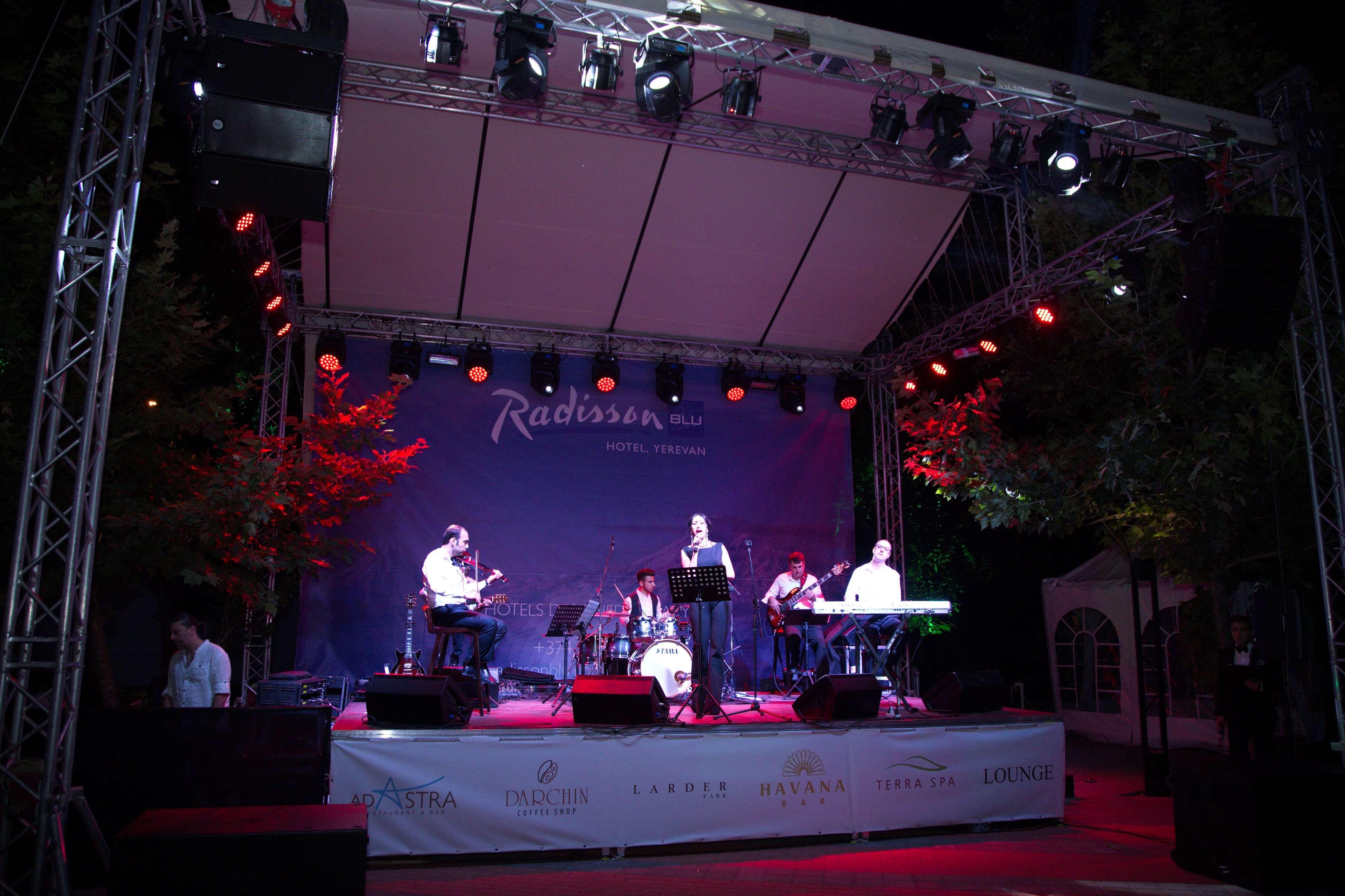 Radisson Blu Hotel Jerevan Eksteriør billede The stage of the festival