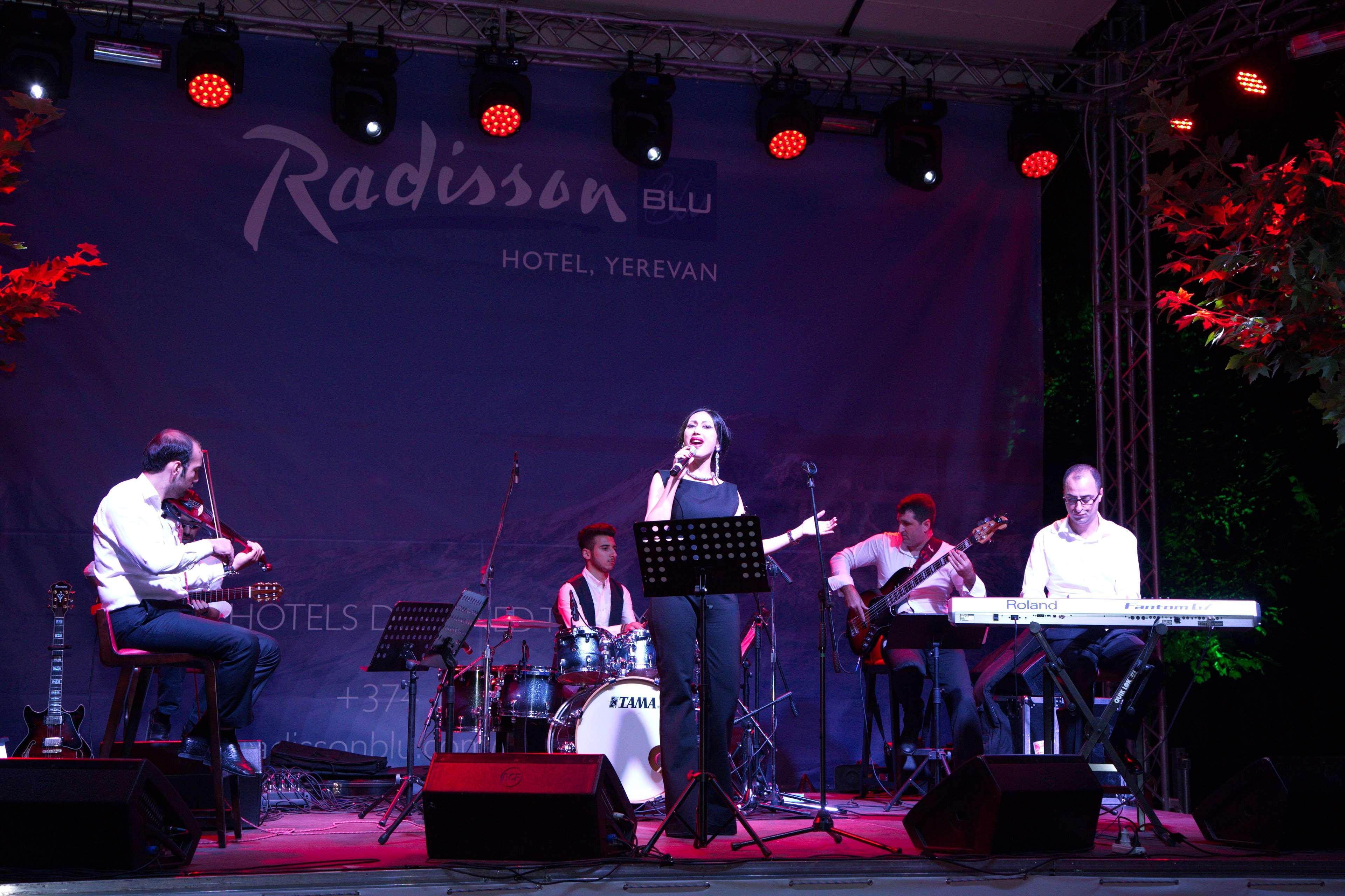 Radisson Blu Hotel Jerevan Eksteriør billede The band in 2015