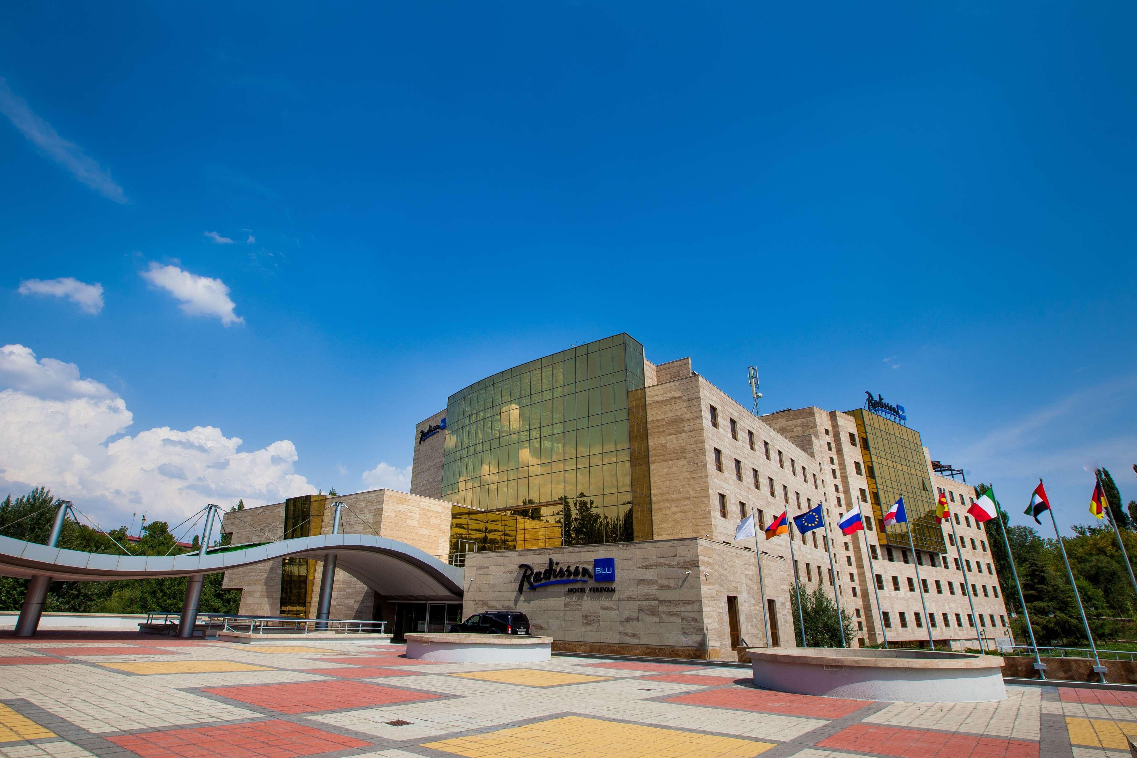 Radisson Blu Hotel Jerevan Eksteriør billede The European University of Sofia