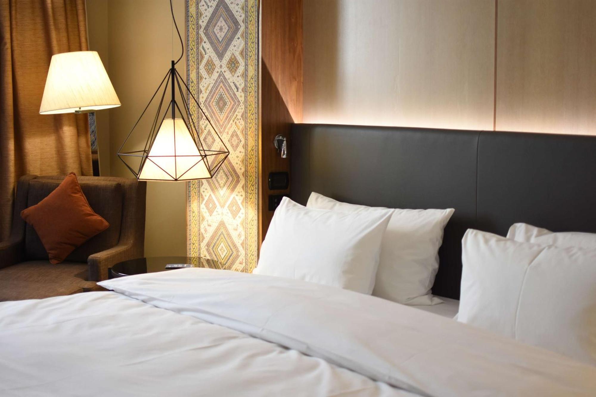Radisson Blu Hotel Jerevan Eksteriør billede A bed with white sheets