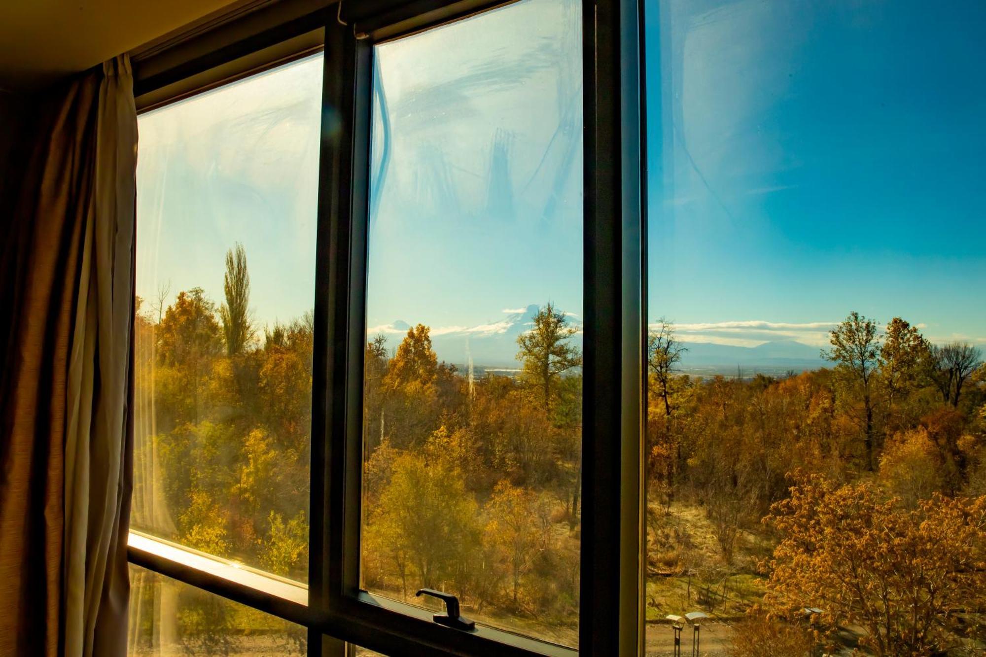 Radisson Blu Hotel Jerevan Eksteriør billede View from the window of a room at the Inn at the Opera