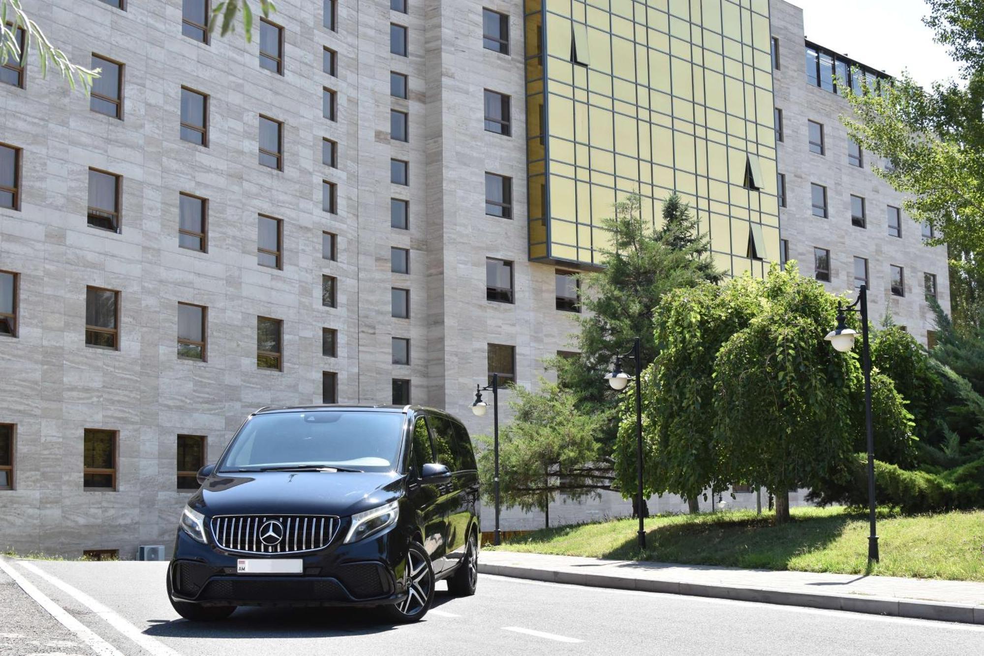Radisson Blu Hotel Jerevan Eksteriør billede Mercedes-Benz V-Class