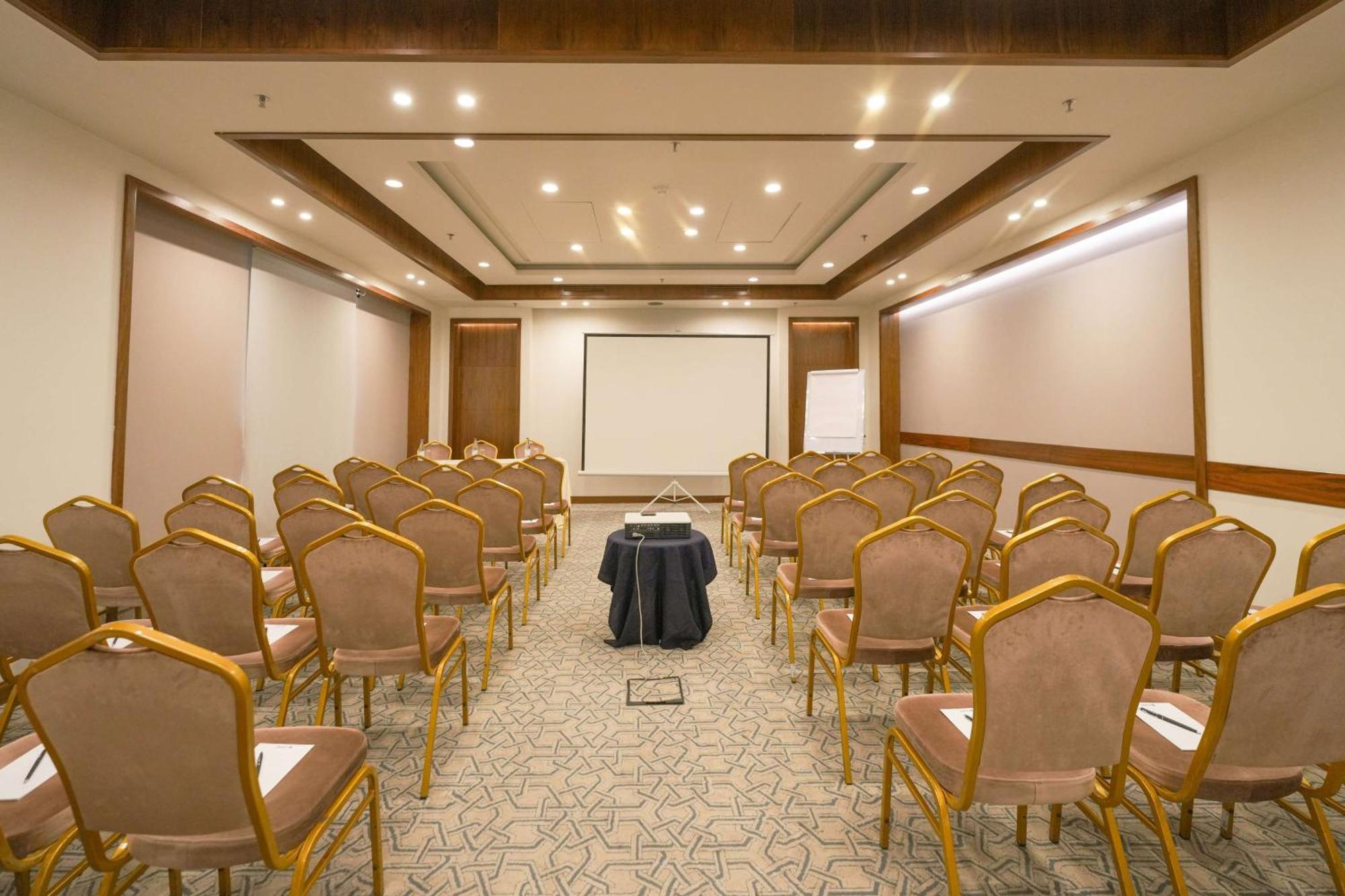 Radisson Blu Hotel Jerevan Eksteriør billede Meeting room
